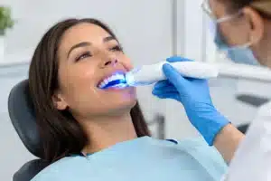 Cómo se realiza un blanqueamiento dental
